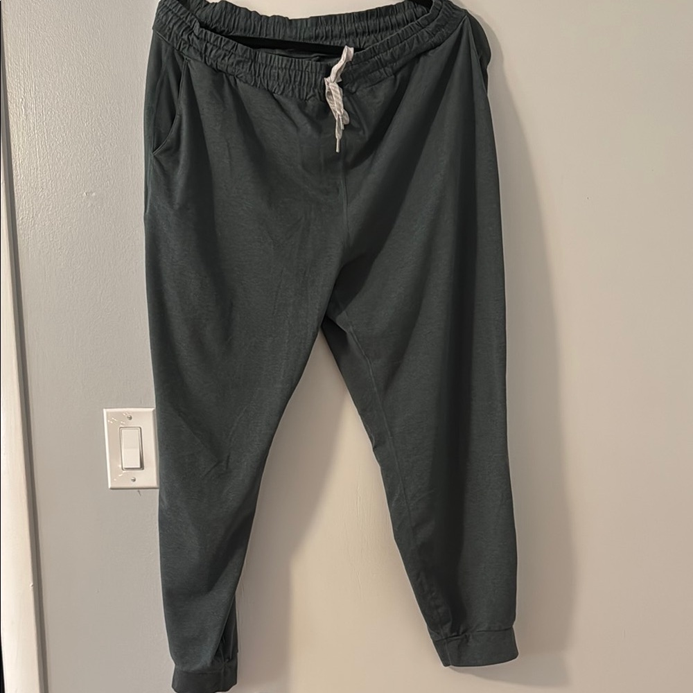 Vuori Women’s Performance Jogger aspen heather (dark green), size XL